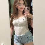 Laura Wanita Cantik dan Bertubuh Seksi