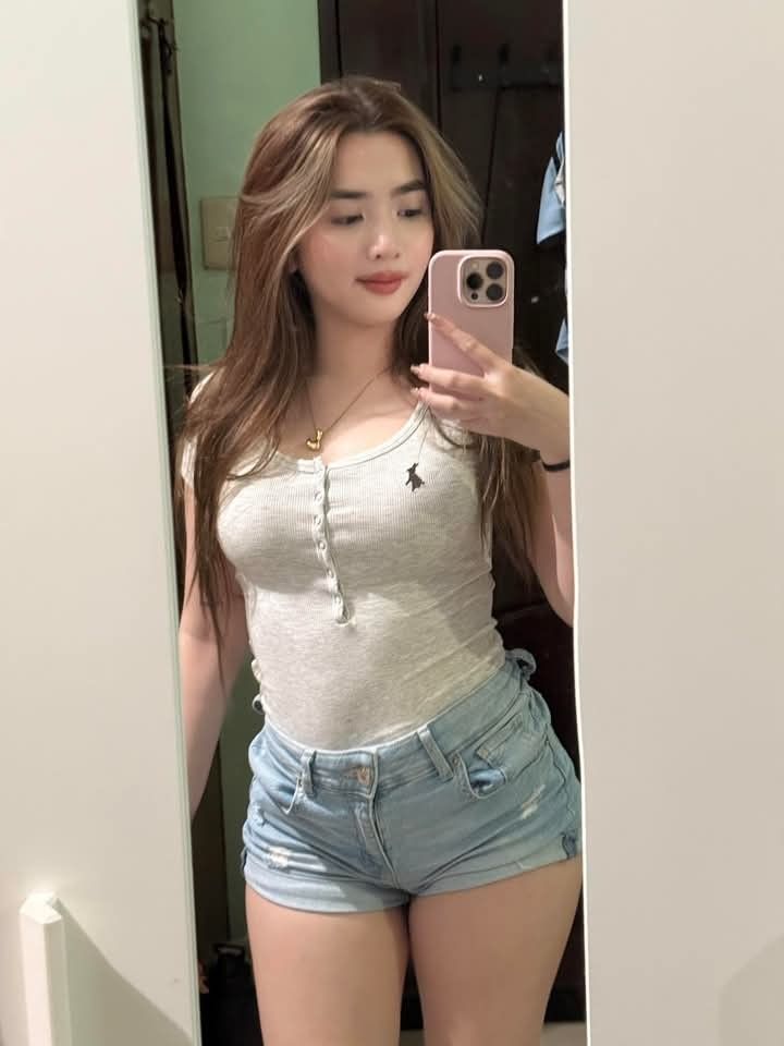 Laura Wanita Cantik dan Bertubuh Seksi