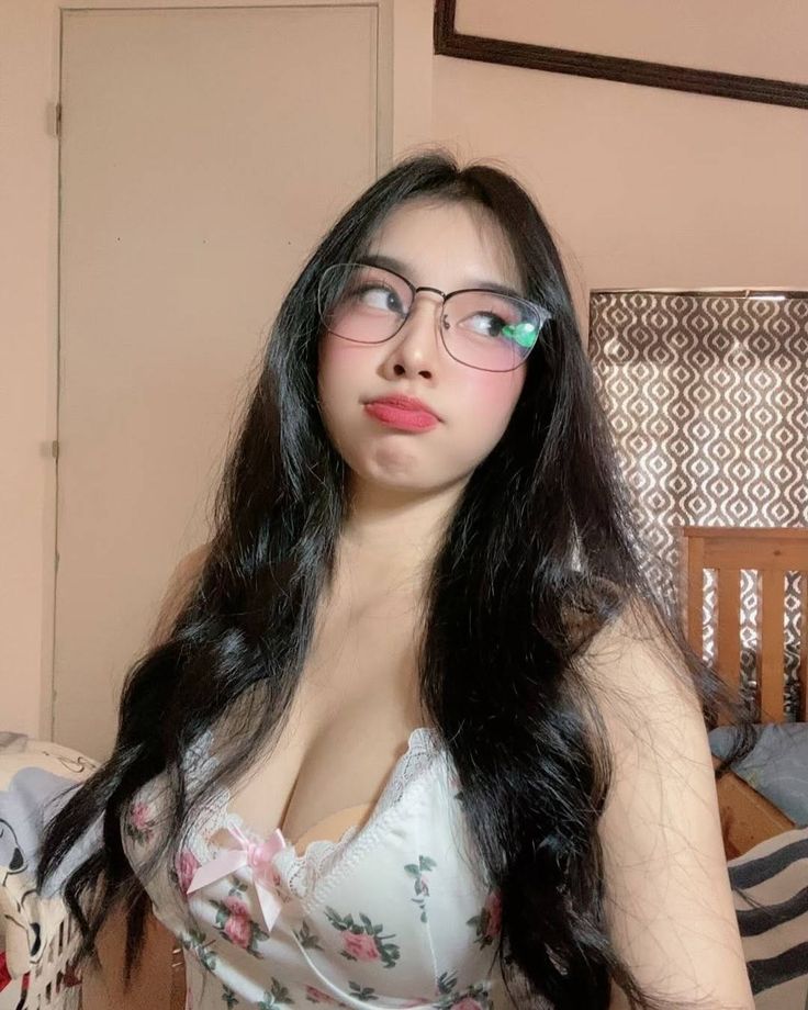 Tante Muda Hot